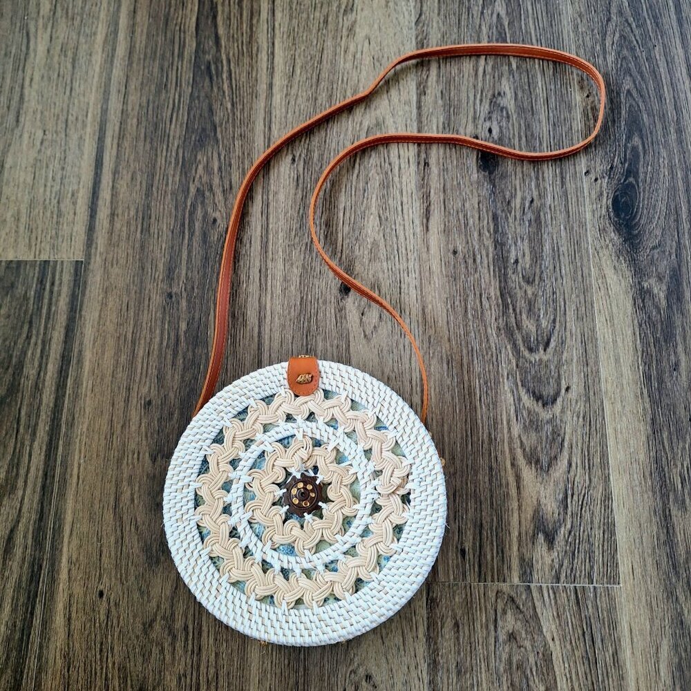 NWOT Woven Round Crossbody Bag Boho Cottage Vacation Vibe Tropical Hippie - Picture 2 of 7